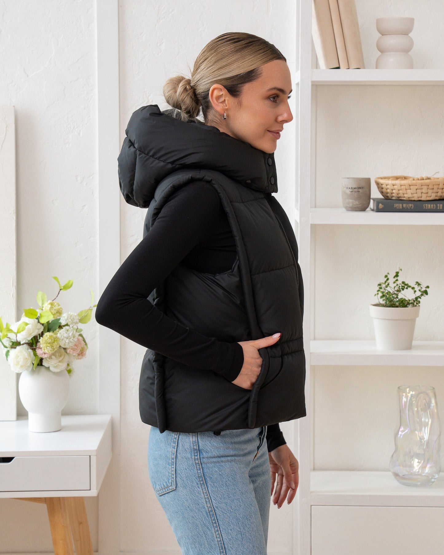 Damenweste mit hohem Kragen, bequemer Passform und funktionalen Taschen.