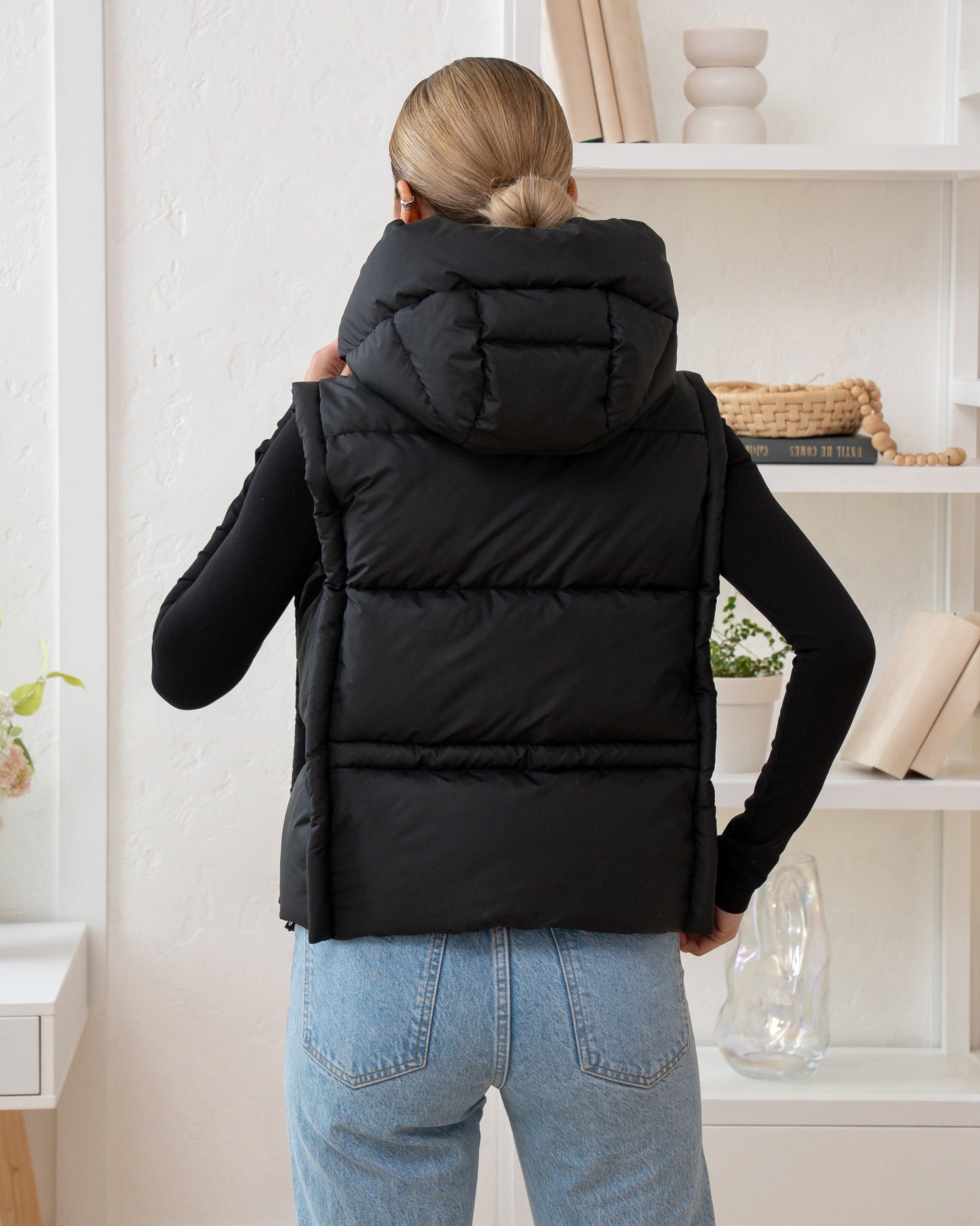 Damenweste mit hohem Kragen, bequemer Passform und funktionalen Taschen.