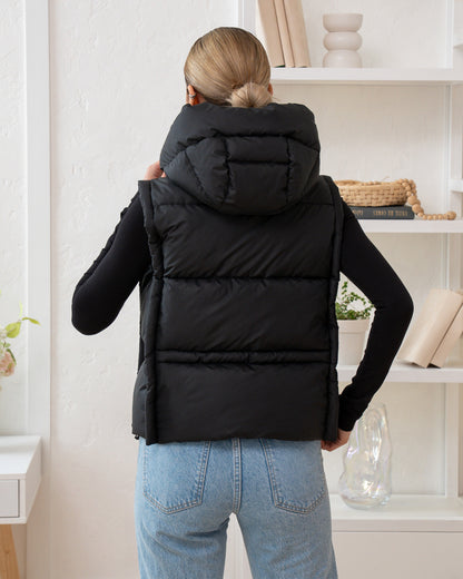Damenweste mit hohem Kragen, bequemer Passform und funktionalen Taschen.