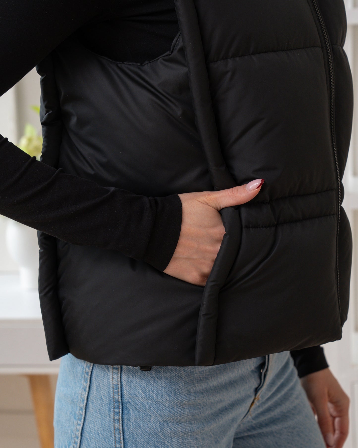 Damenweste mit hohem Kragen, bequemer Passform und funktionalen Taschen.