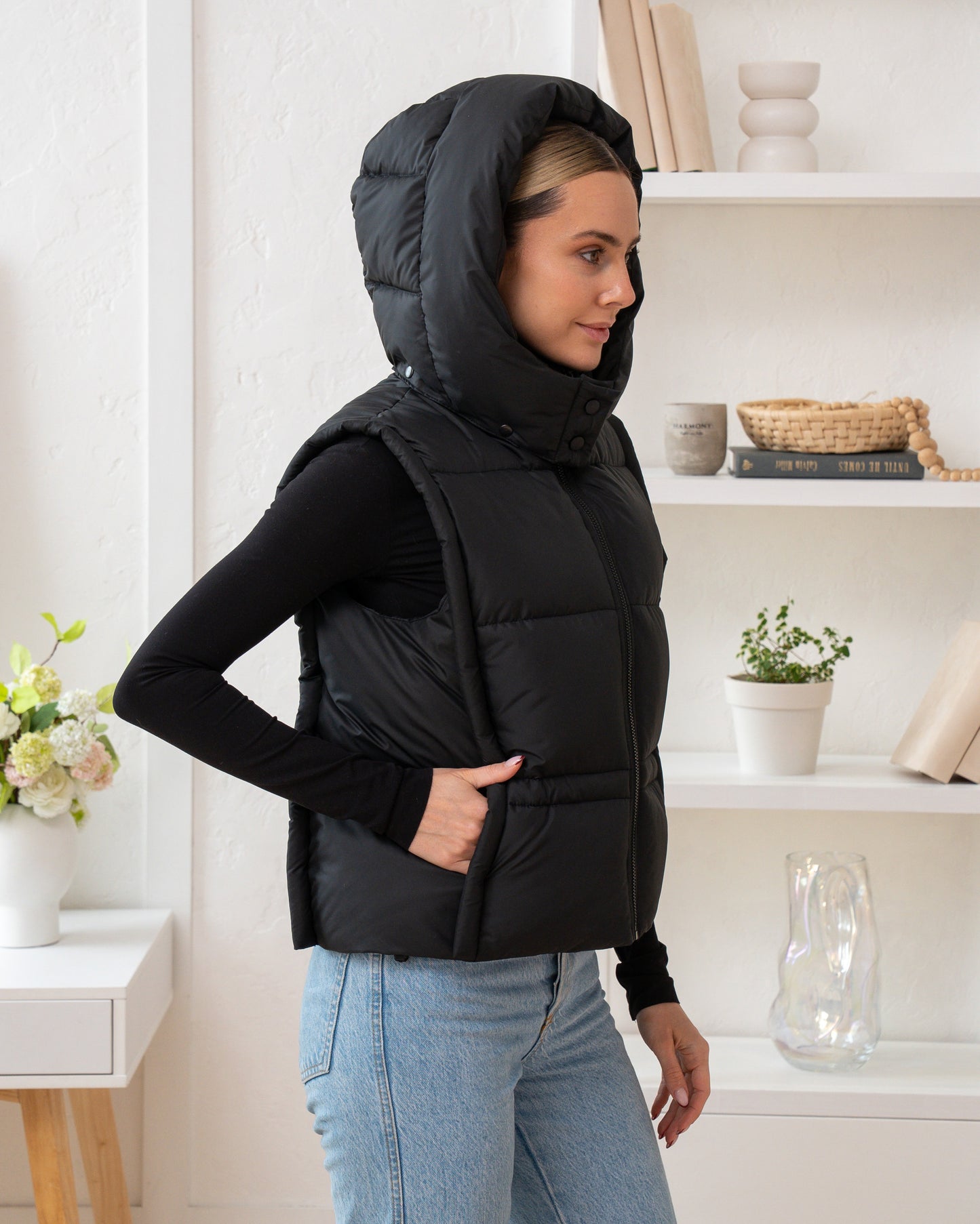 Damenweste mit hohem Kragen, bequemer Passform und funktionalen Taschen.