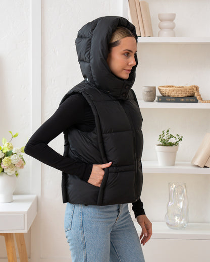 Damenweste mit hohem Kragen, bequemer Passform und funktionalen Taschen.