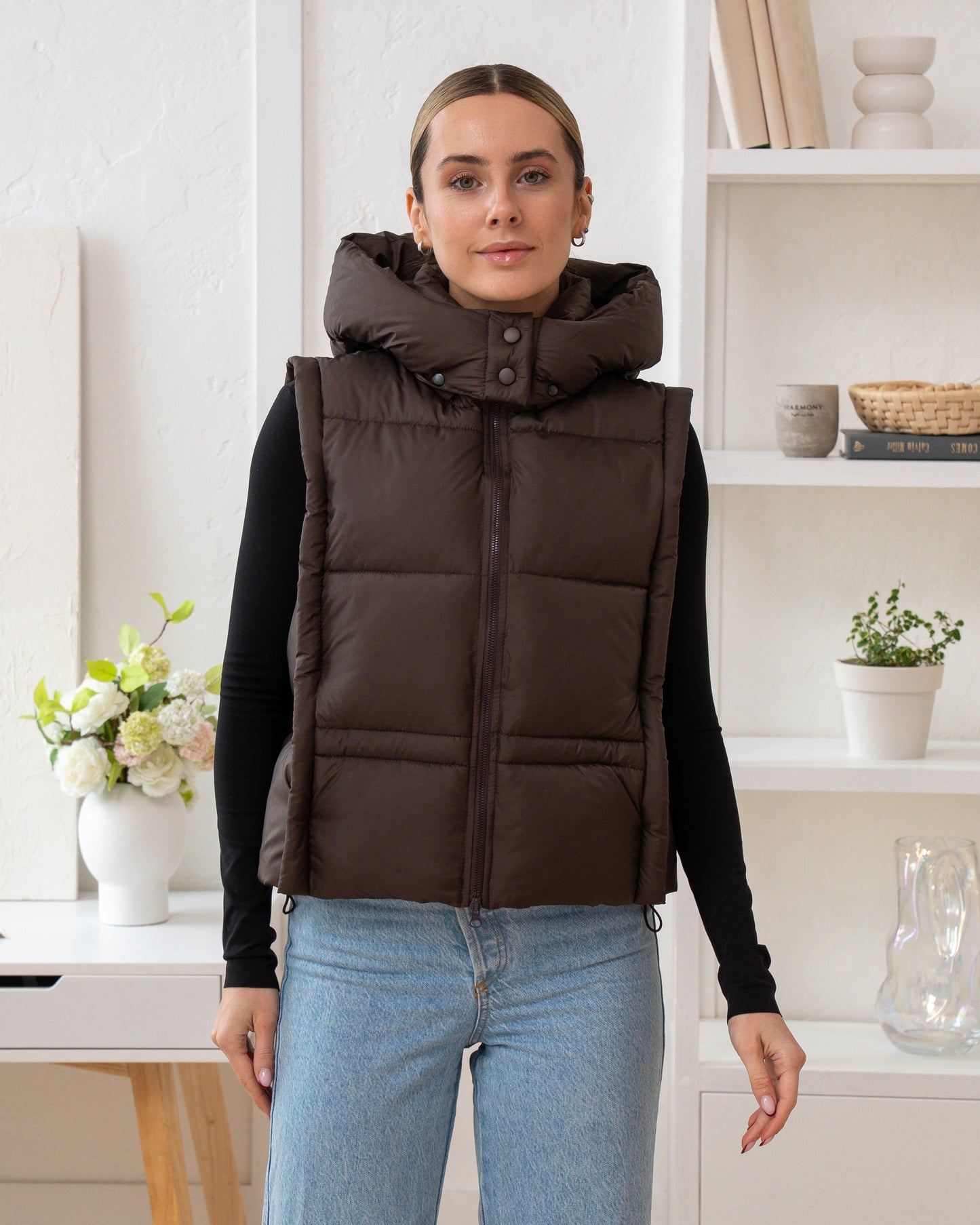 Damenweste mit hohem Kragen, bequemer Passform und funktionalen Taschen.