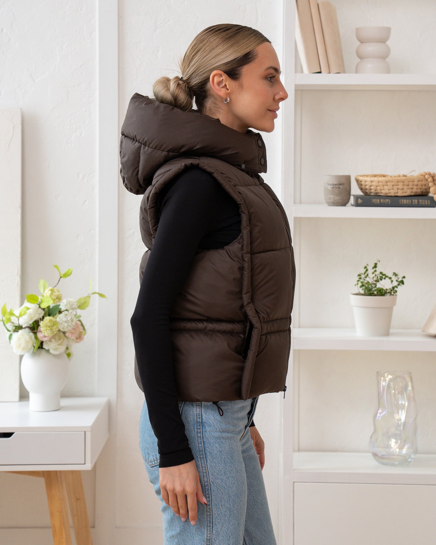 Damenweste mit hohem Kragen, bequemer Passform und funktionalen Taschen.