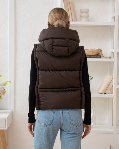 Damenweste mit hohem Kragen, bequemer Passform und funktionalen Taschen.