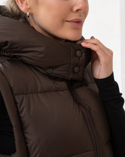 Damenweste mit hohem Kragen, bequemer Passform und funktionalen Taschen.