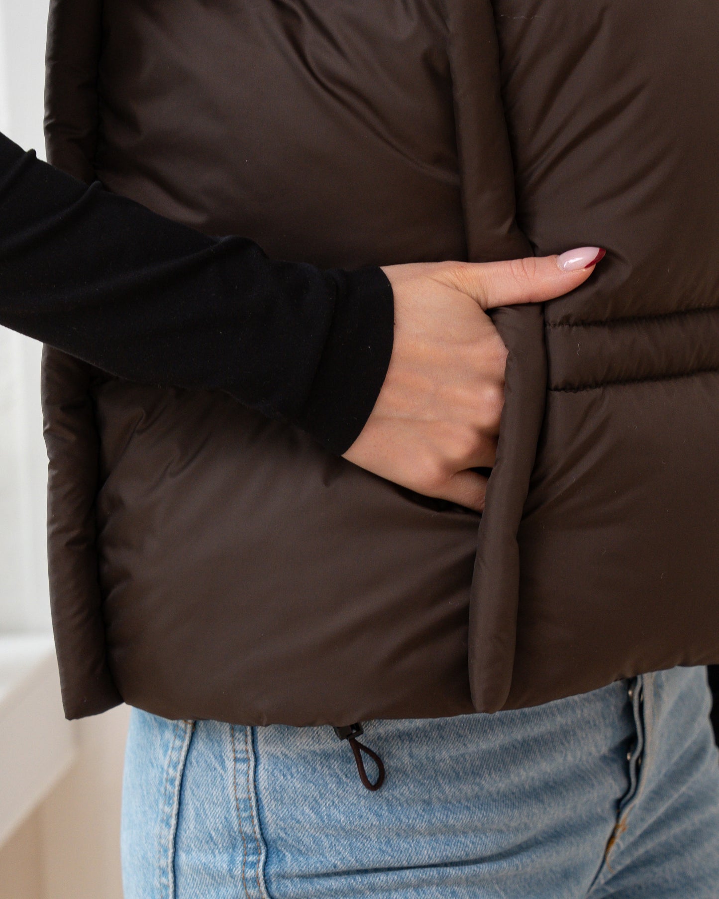 Damenweste mit hohem Kragen, bequemer Passform und funktionalen Taschen.