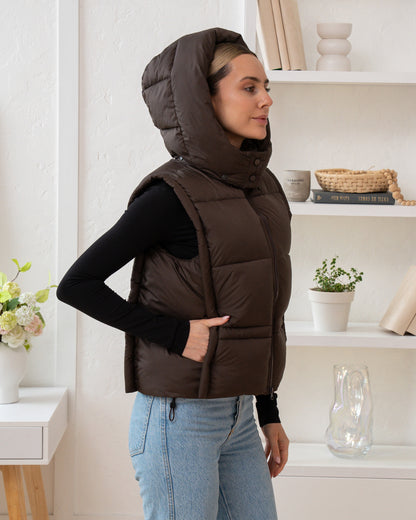 Damenweste mit hohem Kragen, bequemer Passform und funktionalen Taschen.