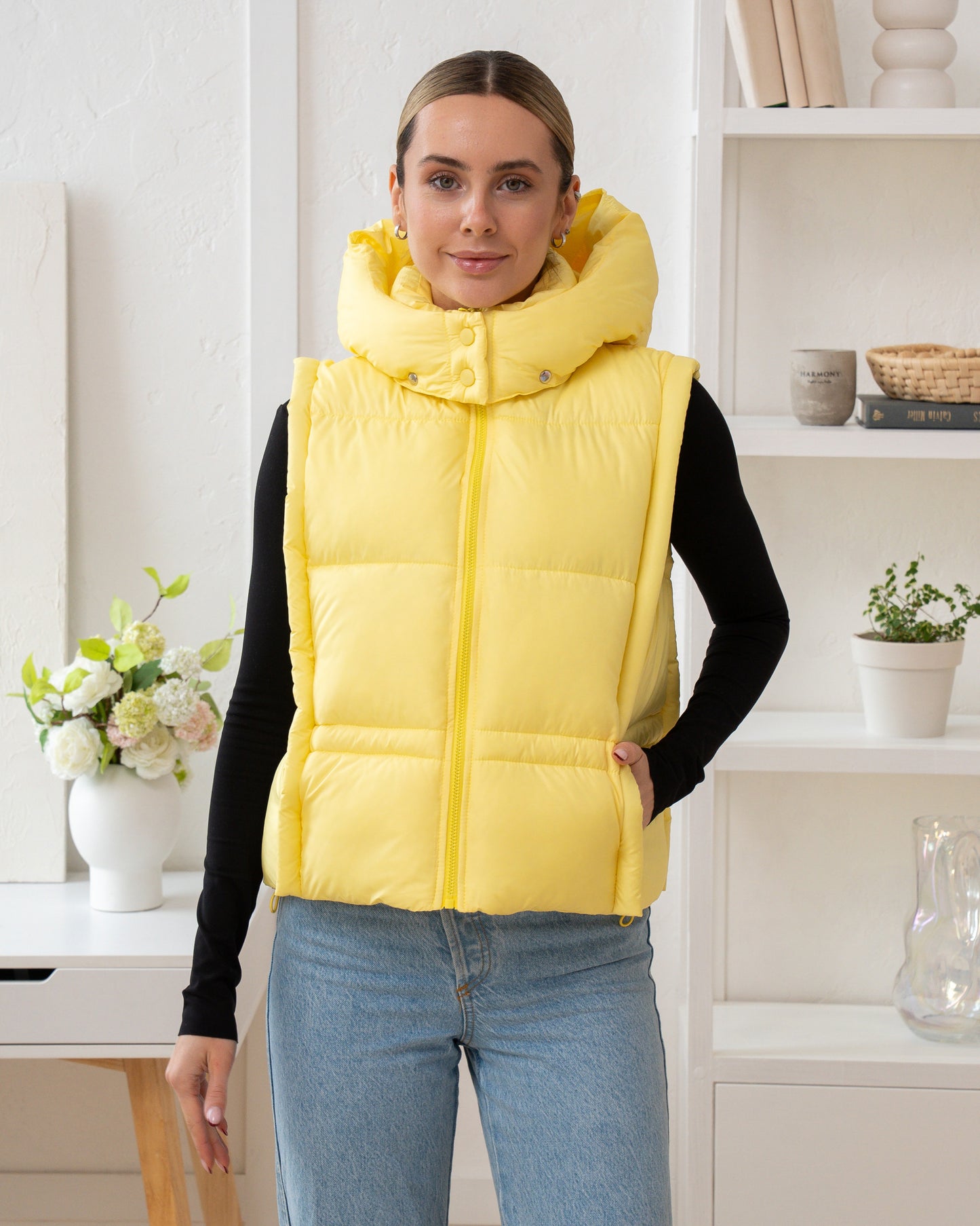 Damenweste mit hohem Kragen, bequemer Passform und funktionalen Taschen.