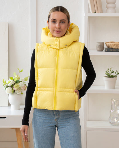 Damenweste mit hohem Kragen, bequemer Passform und funktionalen Taschen.