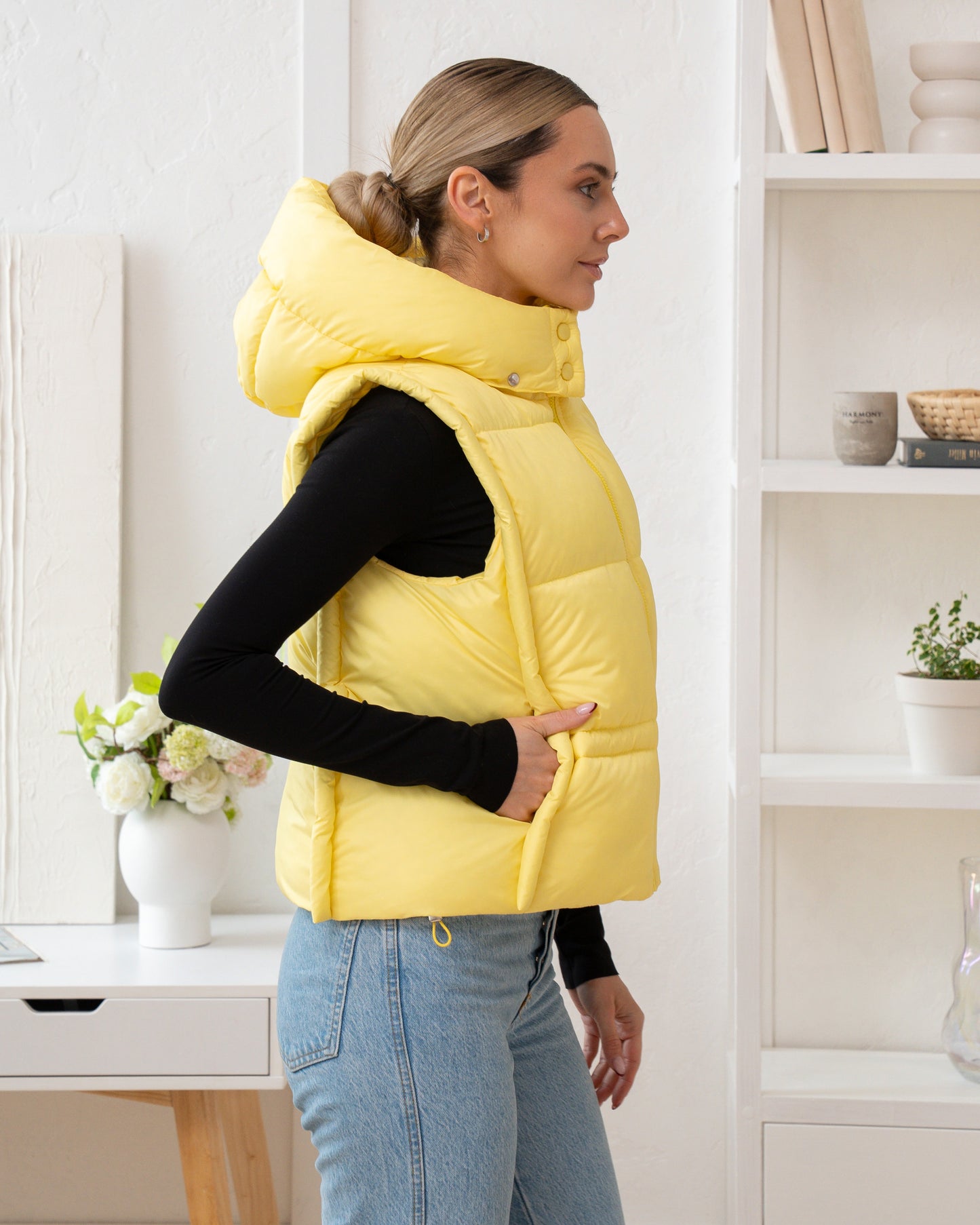 Damenweste mit hohem Kragen, bequemer Passform und funktionalen Taschen.