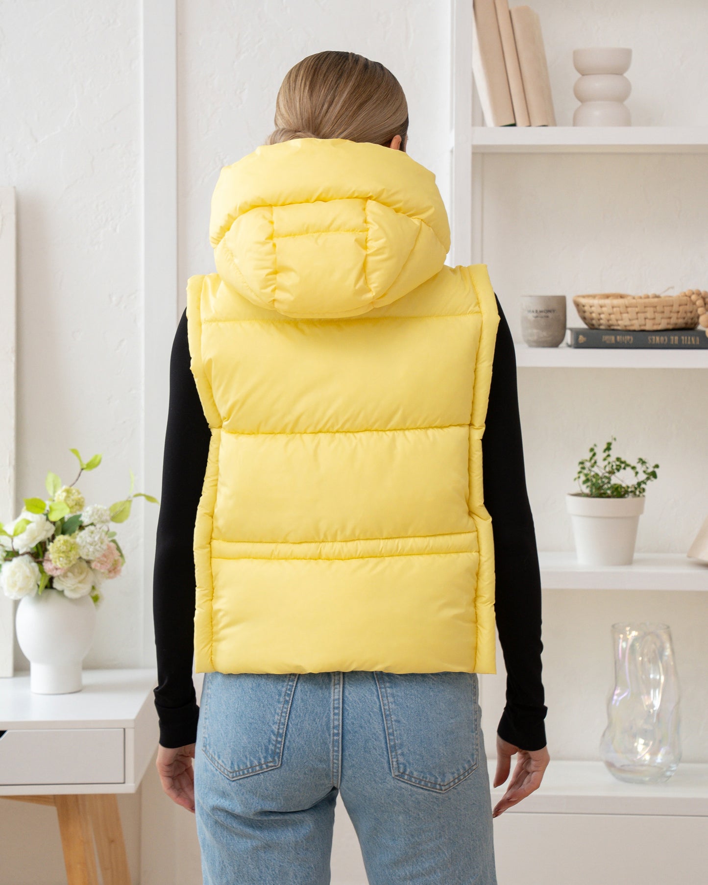 Damenweste mit hohem Kragen, bequemer Passform und funktionalen Taschen.