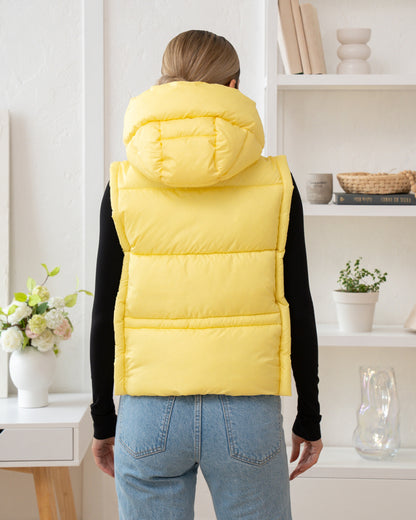Damenweste mit hohem Kragen, bequemer Passform und funktionalen Taschen.