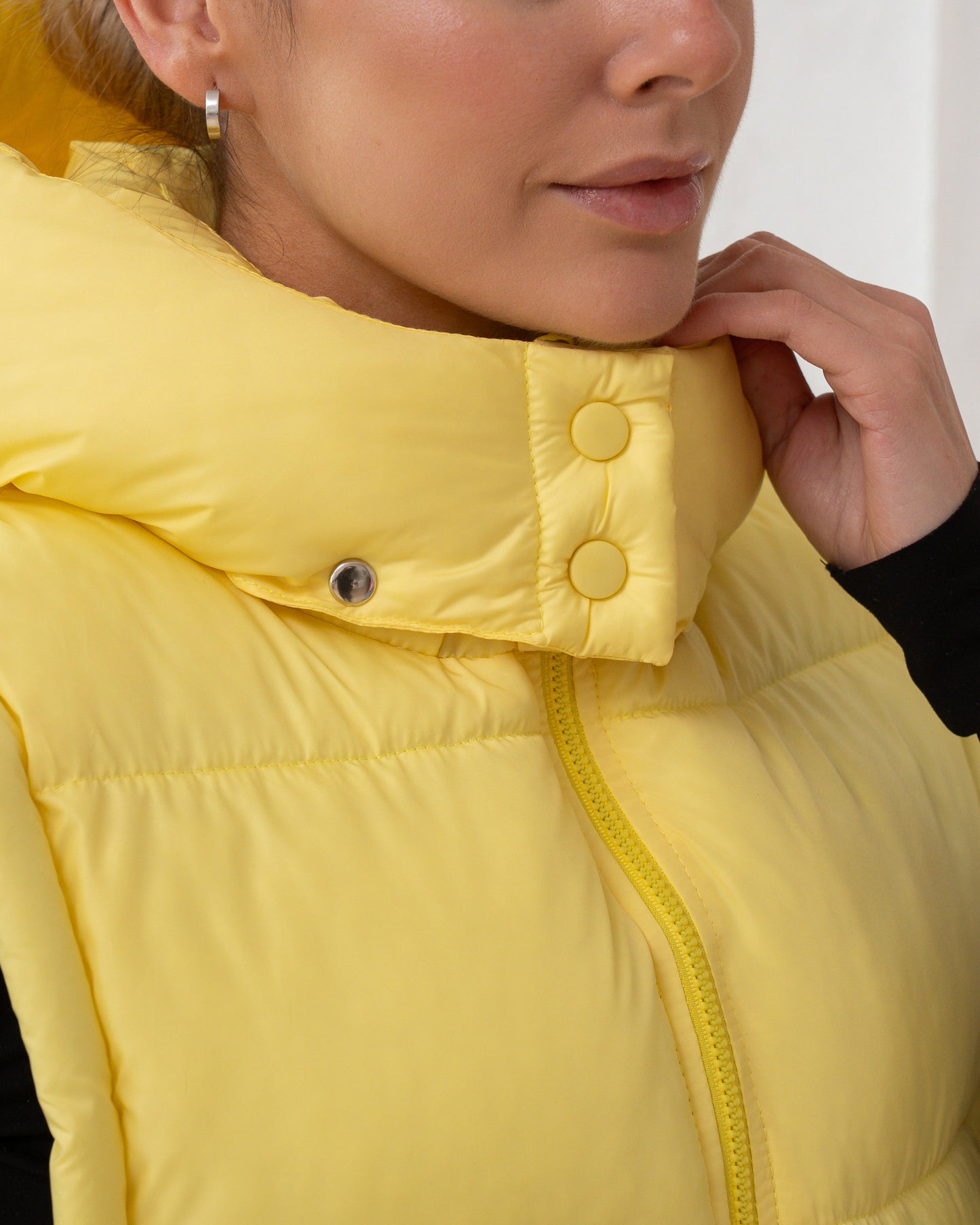 Damenweste mit hohem Kragen, bequemer Passform und funktionalen Taschen.