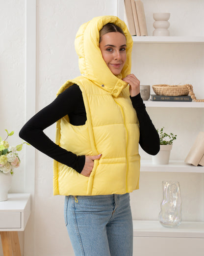 Damenweste mit hohem Kragen, bequemer Passform und funktionalen Taschen.