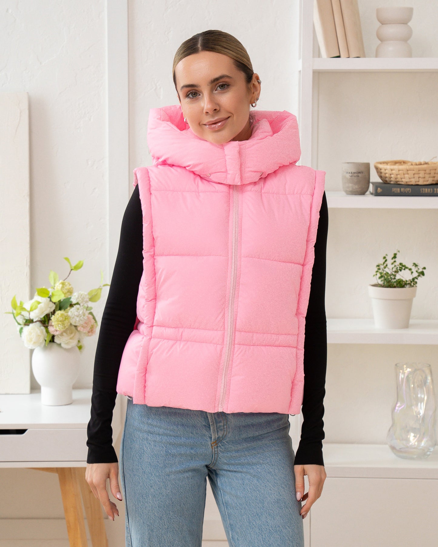 Damenweste mit hohem Kragen, bequemer Passform und funktionalen Taschen.
