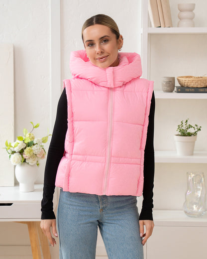 Damenweste mit hohem Kragen, bequemer Passform und funktionalen Taschen.