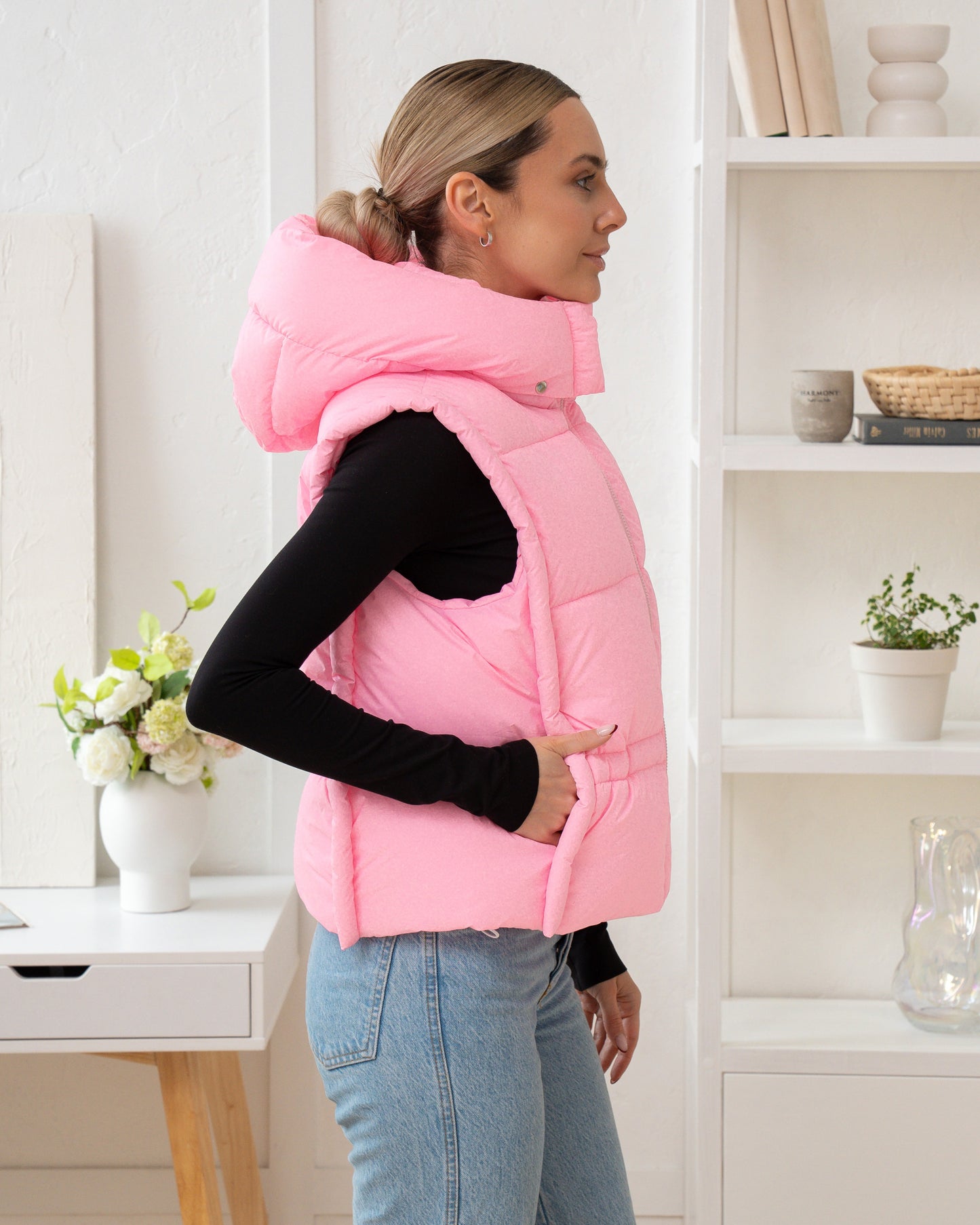 Damenweste mit hohem Kragen, bequemer Passform und funktionalen Taschen.