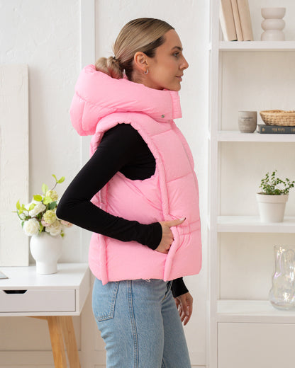 Damenweste mit hohem Kragen, bequemer Passform und funktionalen Taschen.