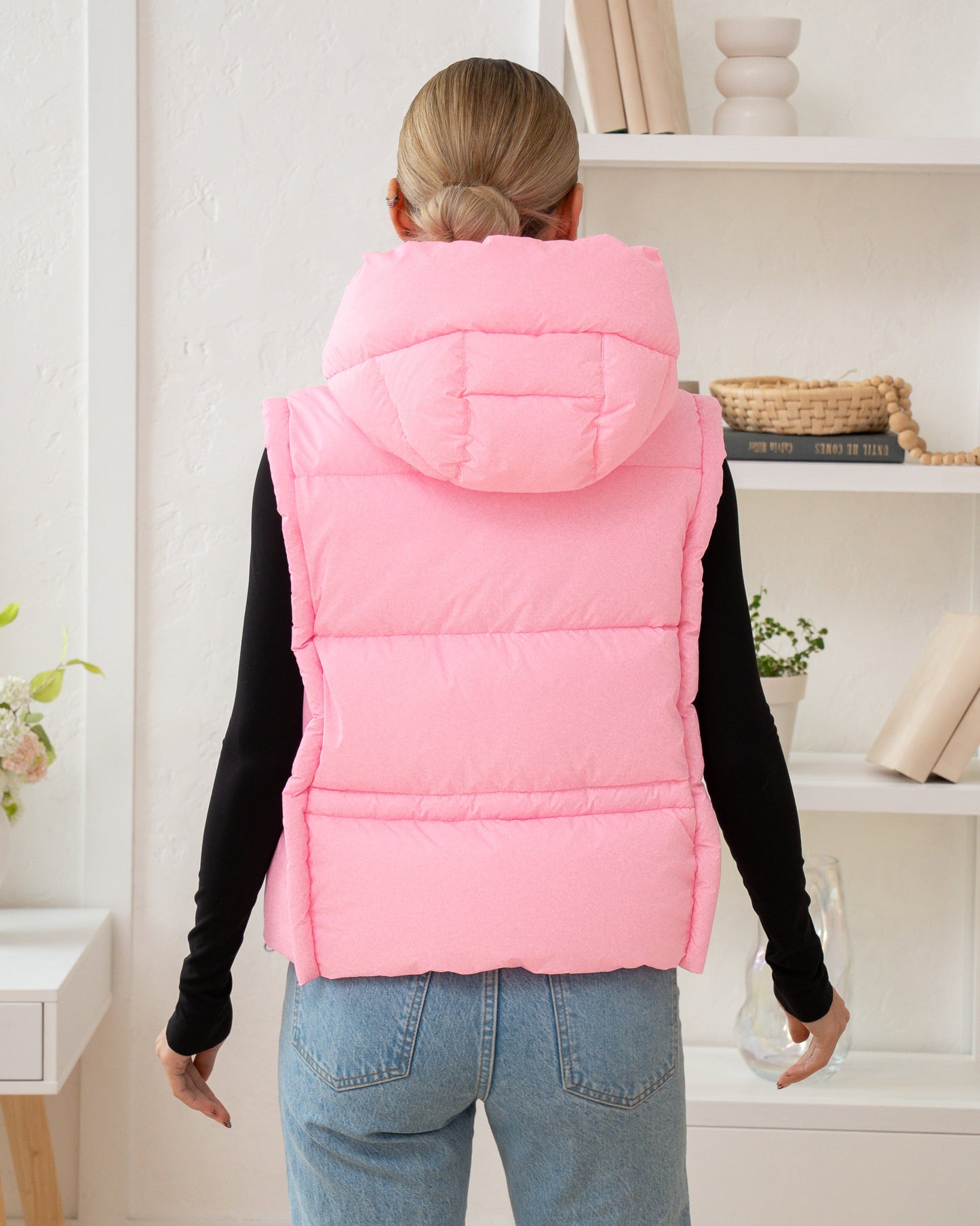 Damenweste mit hohem Kragen, bequemer Passform und funktionalen Taschen.