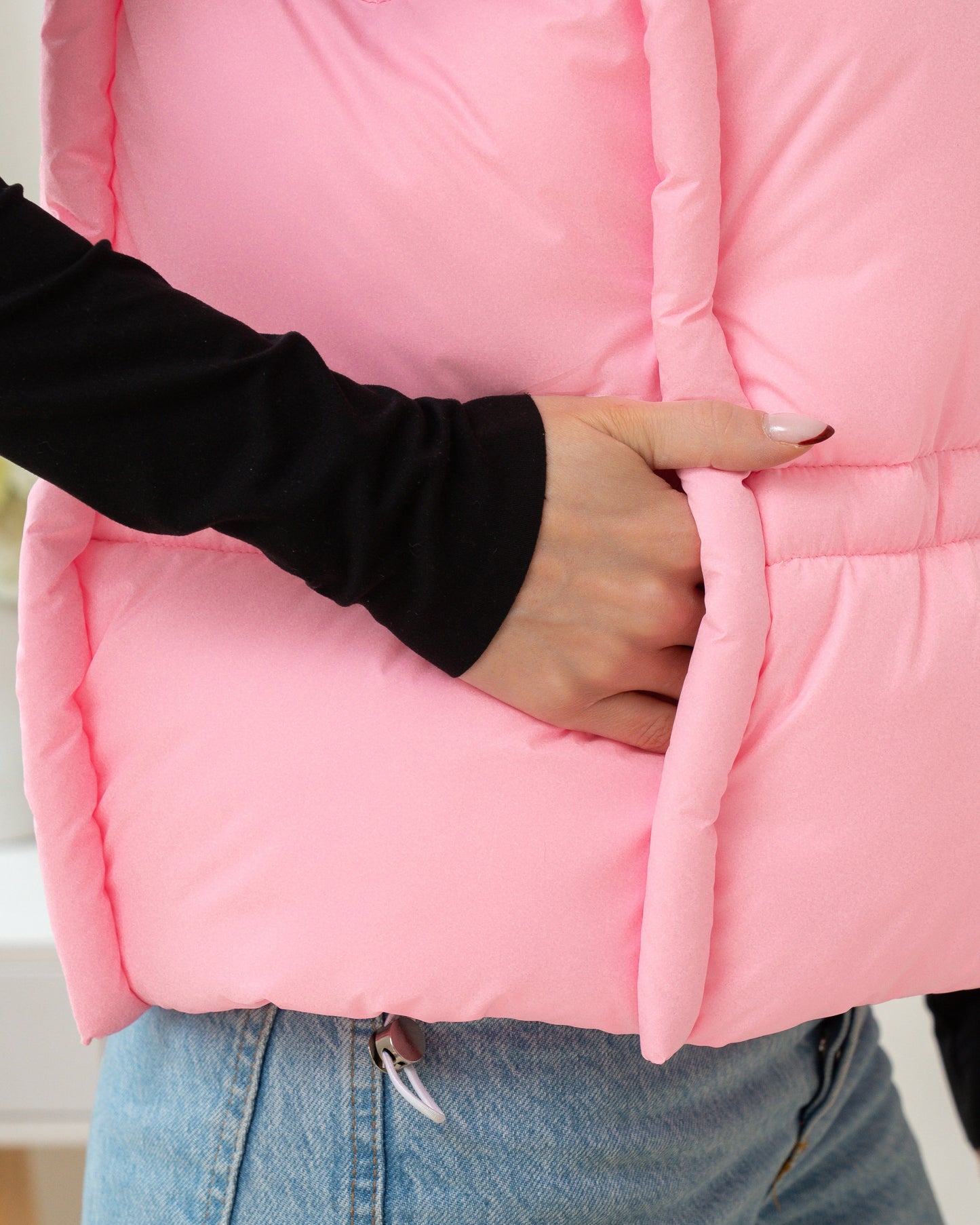 Damenweste mit hohem Kragen, bequemer Passform und funktionalen Taschen.