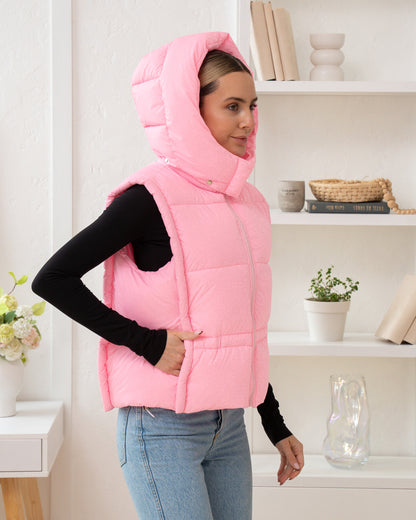 Damenweste mit hohem Kragen, bequemer Passform und funktionalen Taschen.