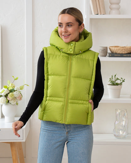 Damenweste mit hohem Kragen, bequemer Passform und funktionalen Taschen.