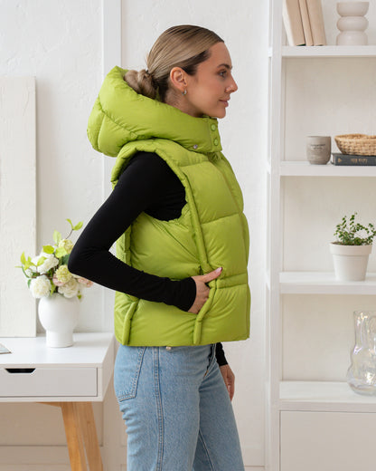 Damenweste mit hohem Kragen, bequemer Passform und funktionalen Taschen.