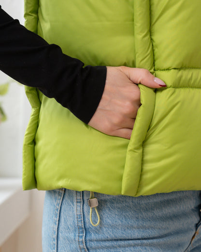 Damenweste mit hohem Kragen, bequemer Passform und funktionalen Taschen.