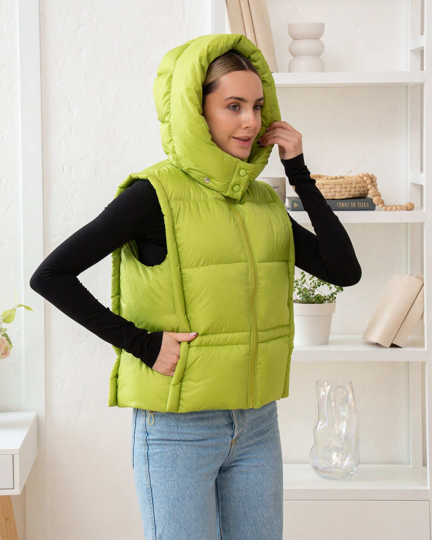 Damenweste mit hohem Kragen, bequemer Passform und funktionalen Taschen.