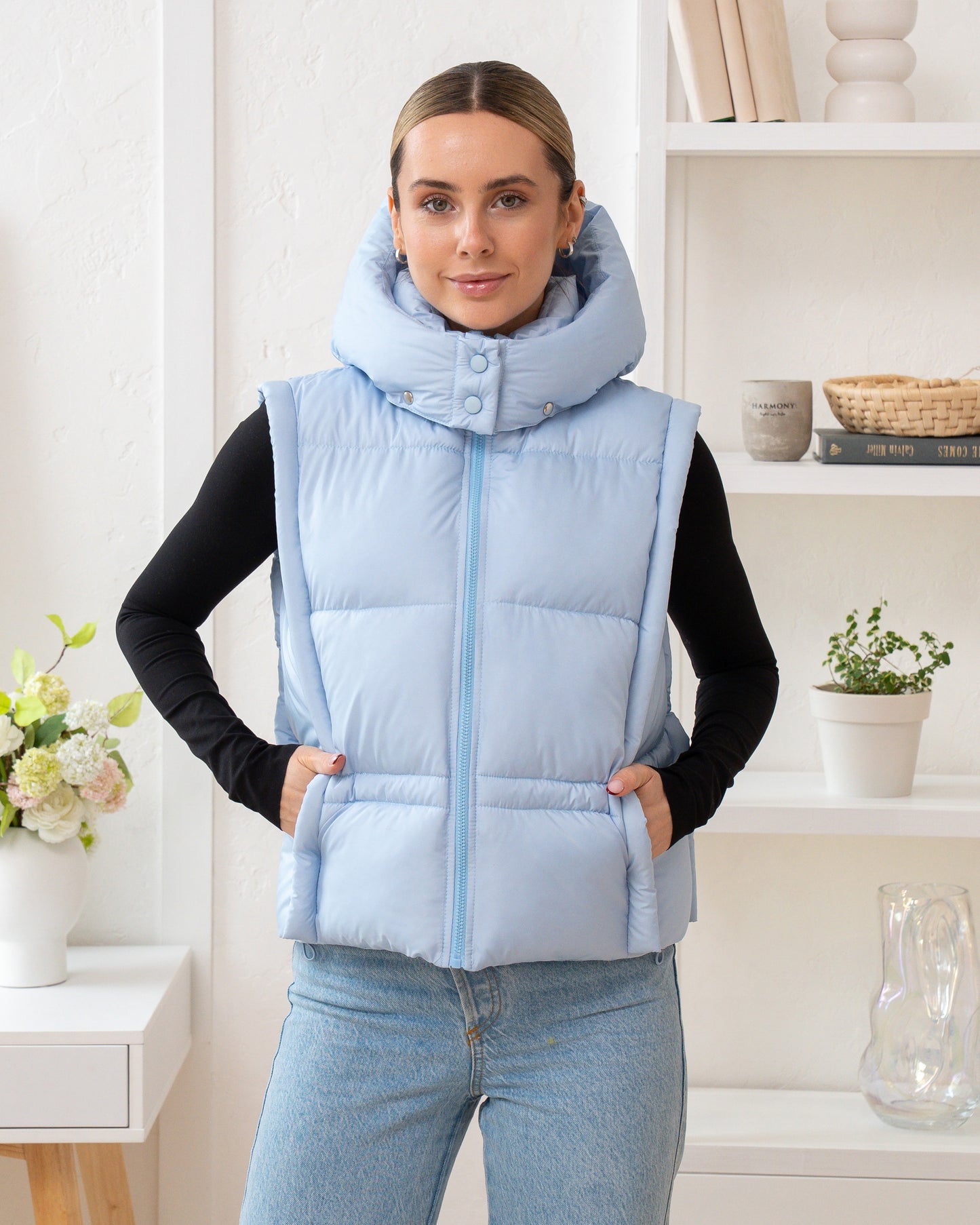 Damenweste mit hohem Kragen, bequemer Passform und funktionalen Taschen.