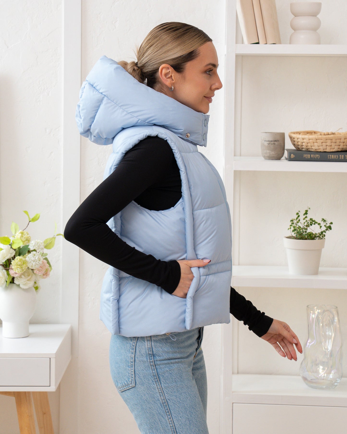 Damenweste mit hohem Kragen, bequemer Passform und funktionalen Taschen.
