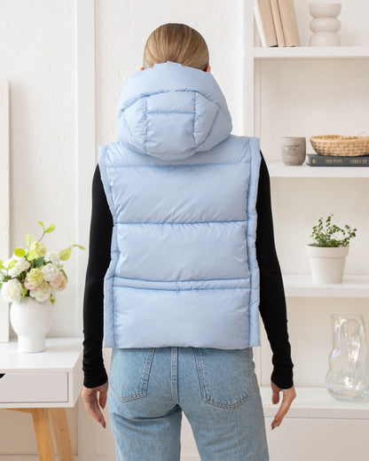 Damenweste mit hohem Kragen, bequemer Passform und funktionalen Taschen.