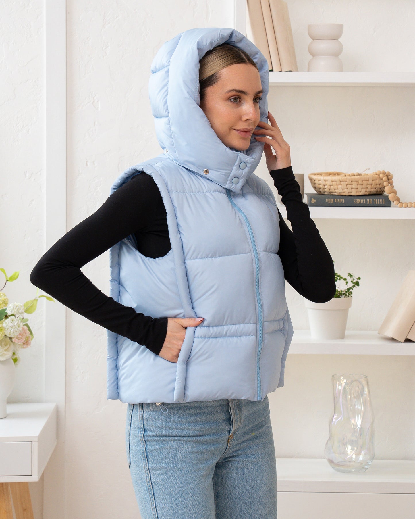 Damenweste mit hohem Kragen, bequemer Passform und funktionalen Taschen.