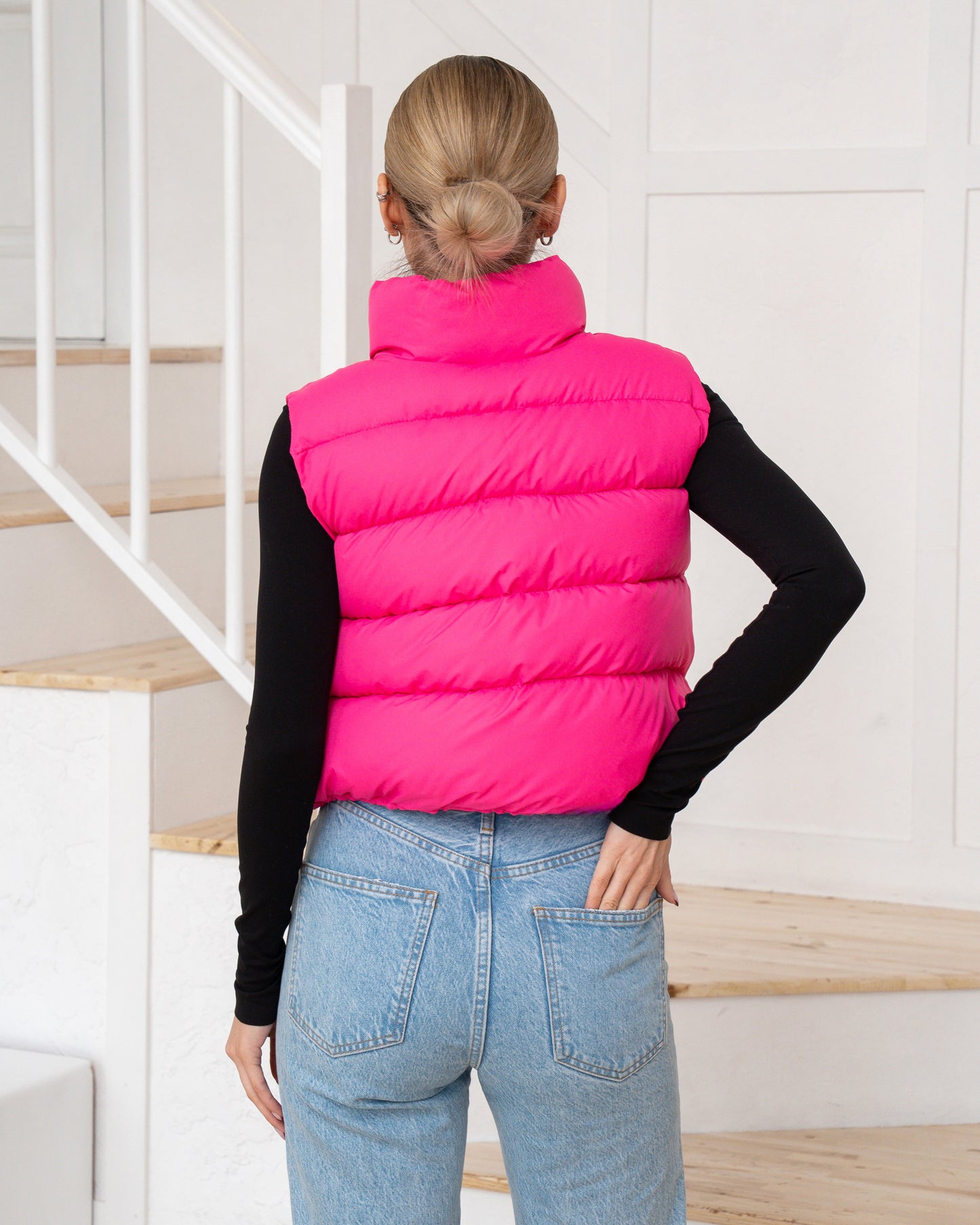 Moderne Damenweste mit markantem Kragen und bequemer Passform.