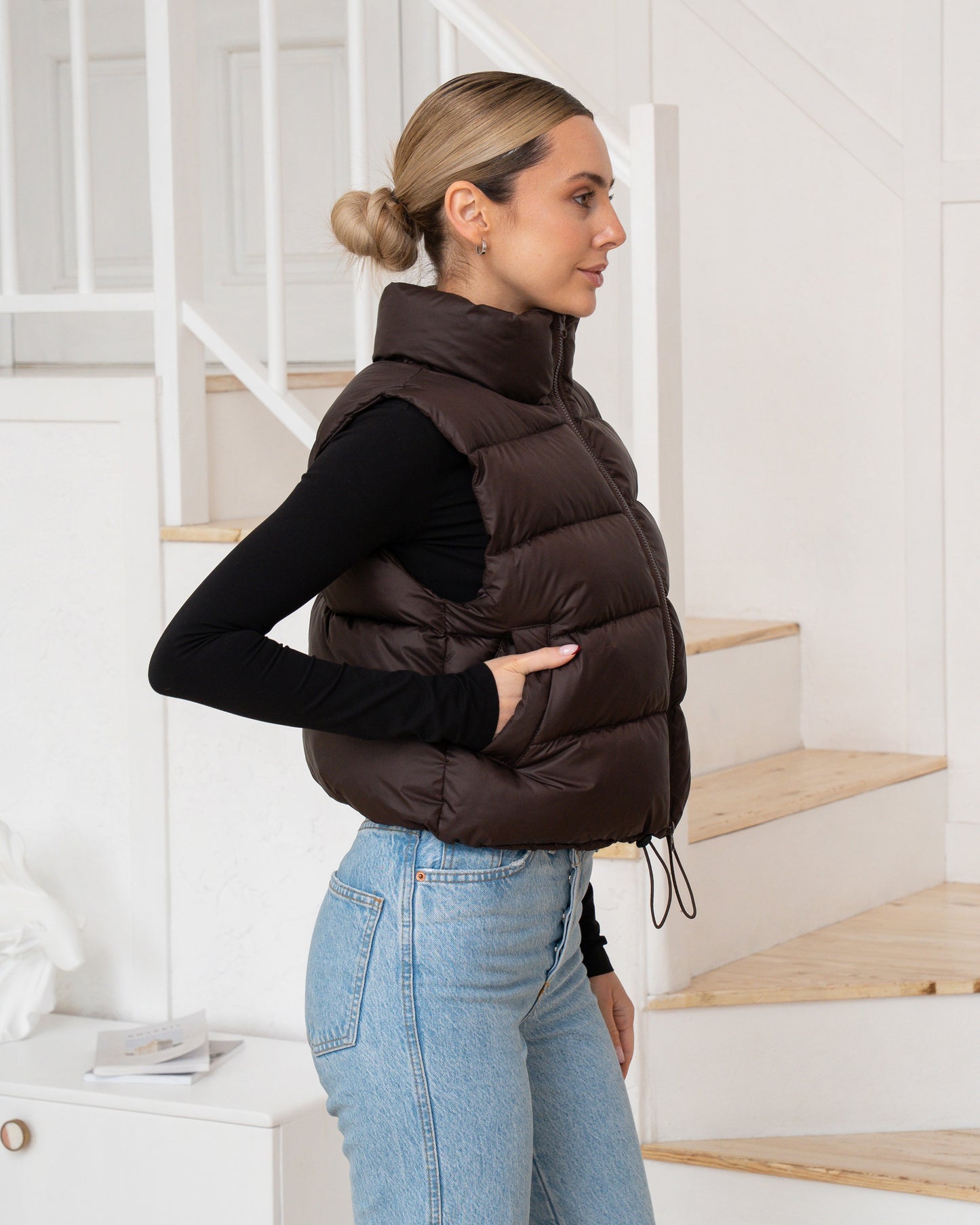 Moderne Damenweste mit markantem Kragen und bequemer Passform.