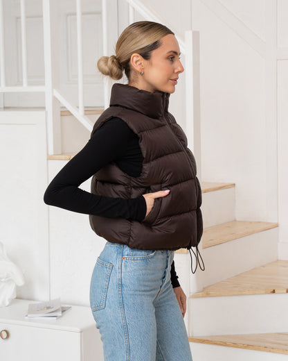 Moderne Damenweste mit markantem Kragen und bequemer Passform.