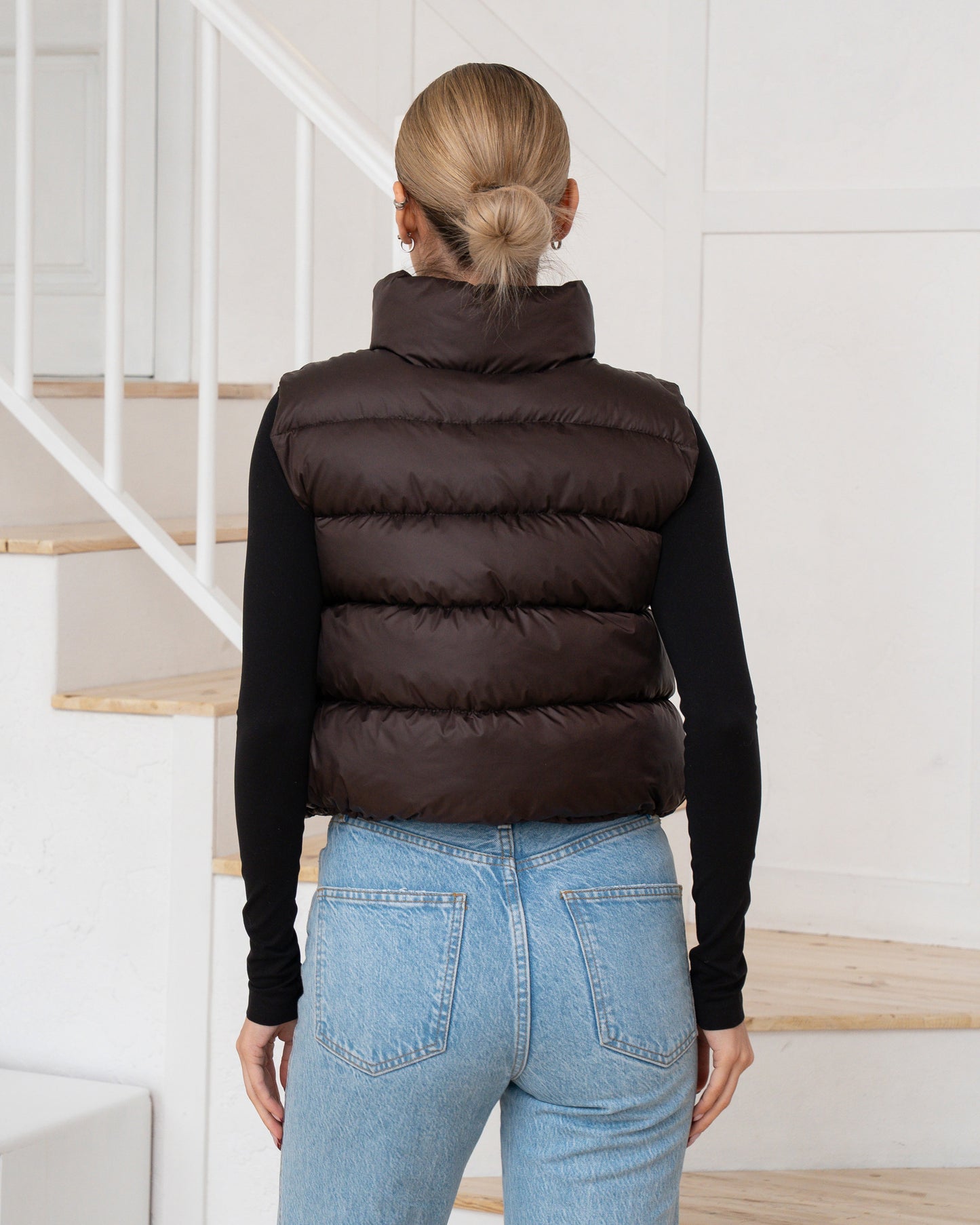 Moderne Damenweste mit markantem Kragen und bequemer Passform.