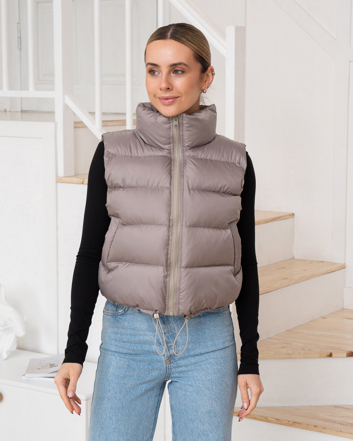 Moderne Damenweste mit markantem Kragen und bequemer Passform.
