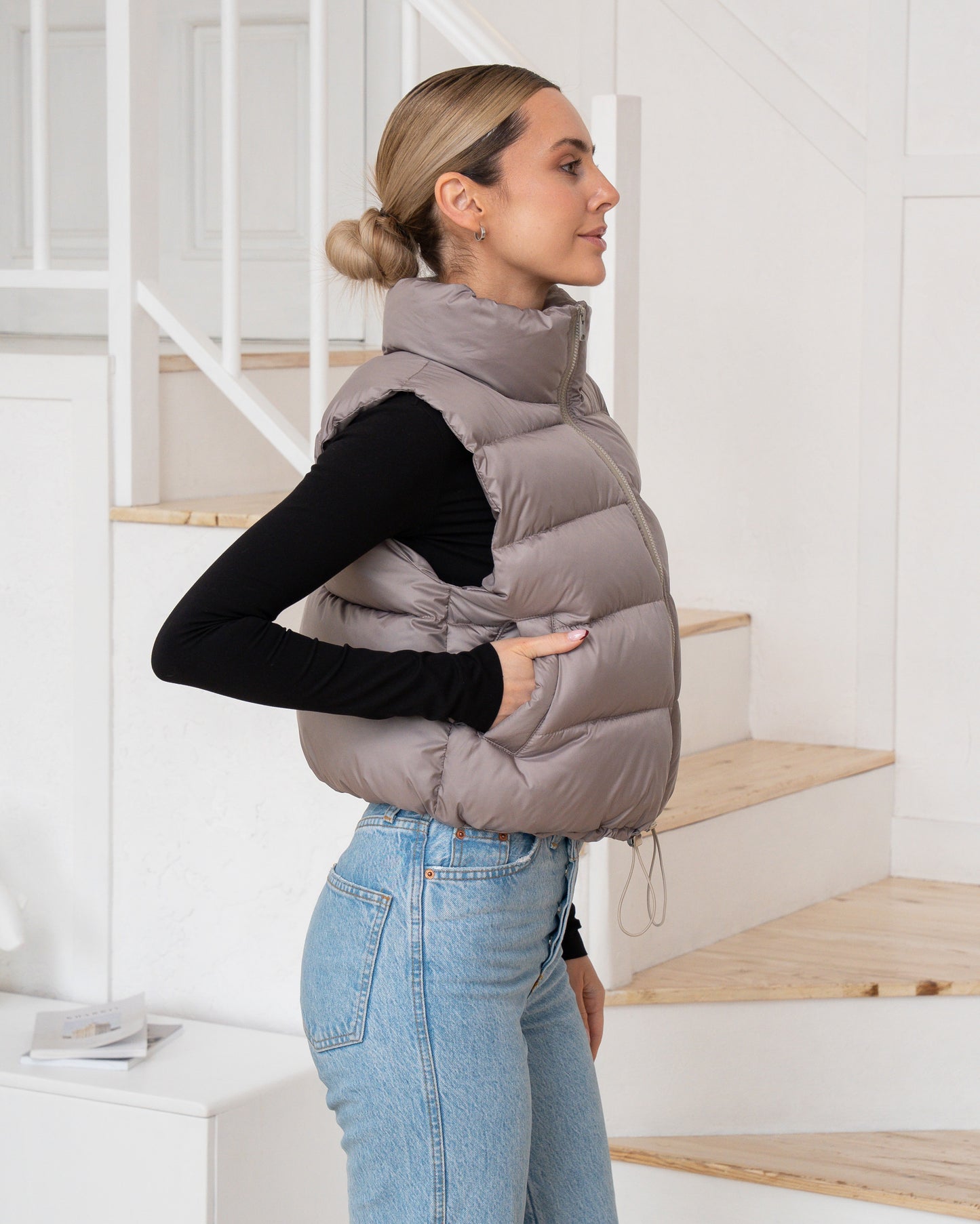Moderne Damenweste mit markantem Kragen und bequemer Passform.