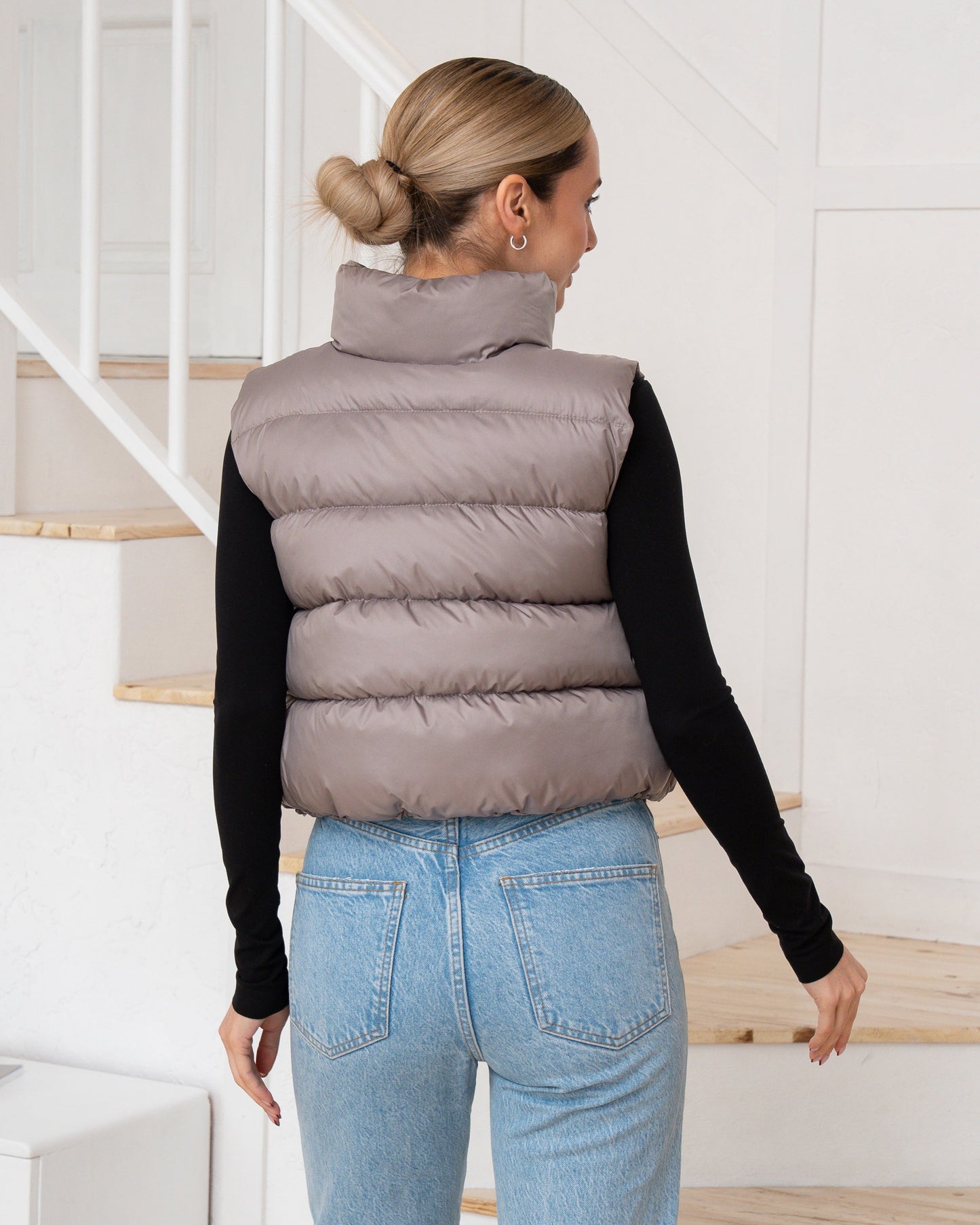 Moderne Damenweste mit markantem Kragen und bequemer Passform.