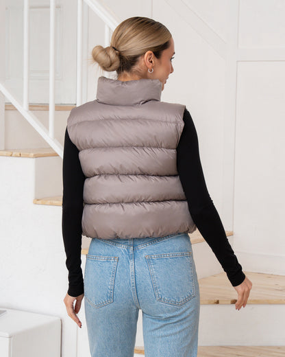 Moderne Damenweste mit markantem Kragen und bequemer Passform.