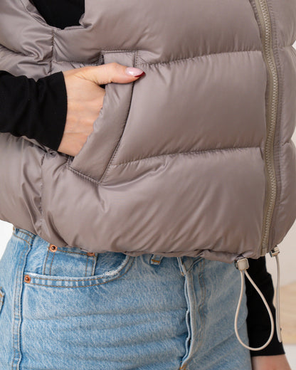 Moderne Damenweste mit markantem Kragen und bequemer Passform.