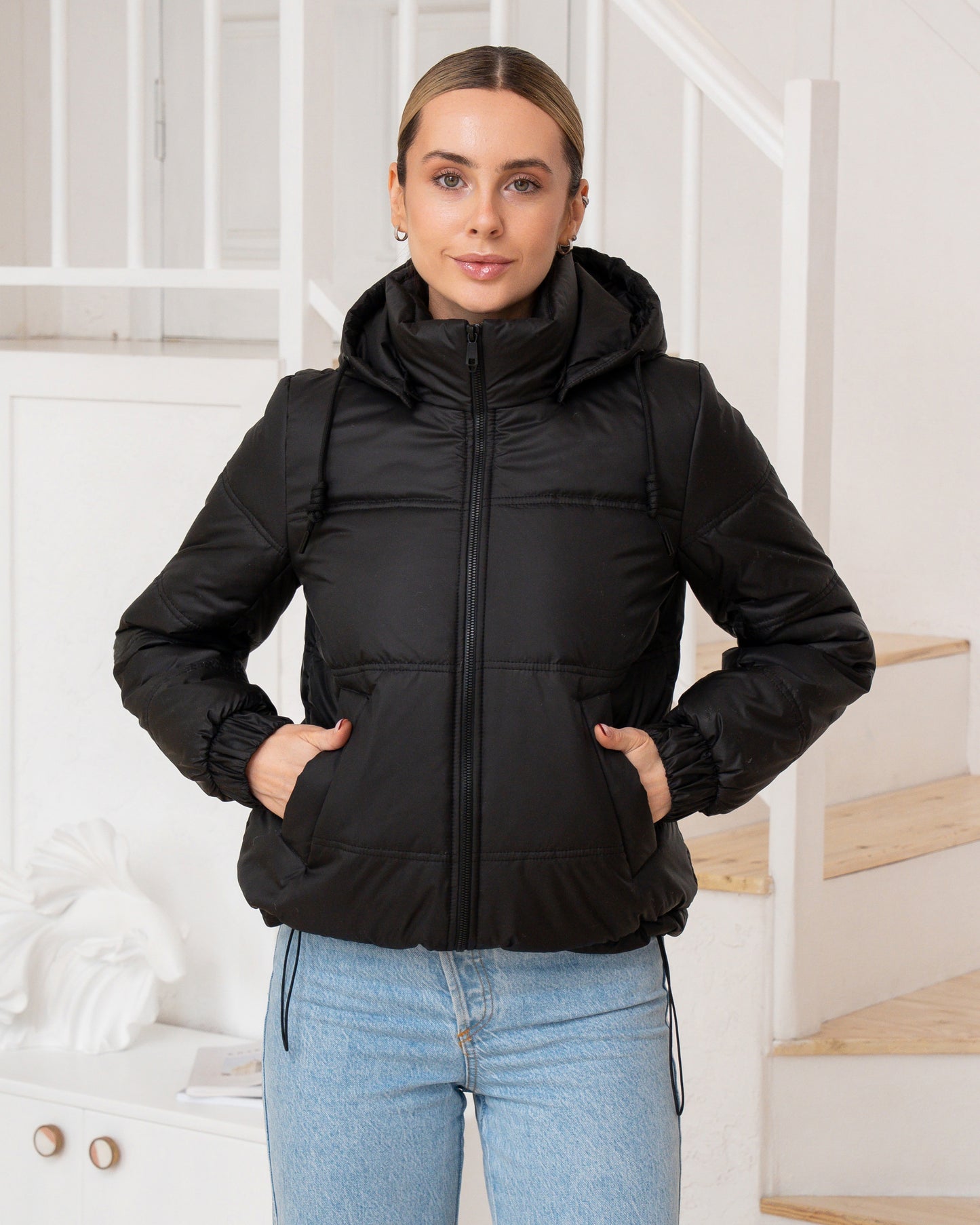 Damenjacke mit Kapuze und regulierbarem Saum