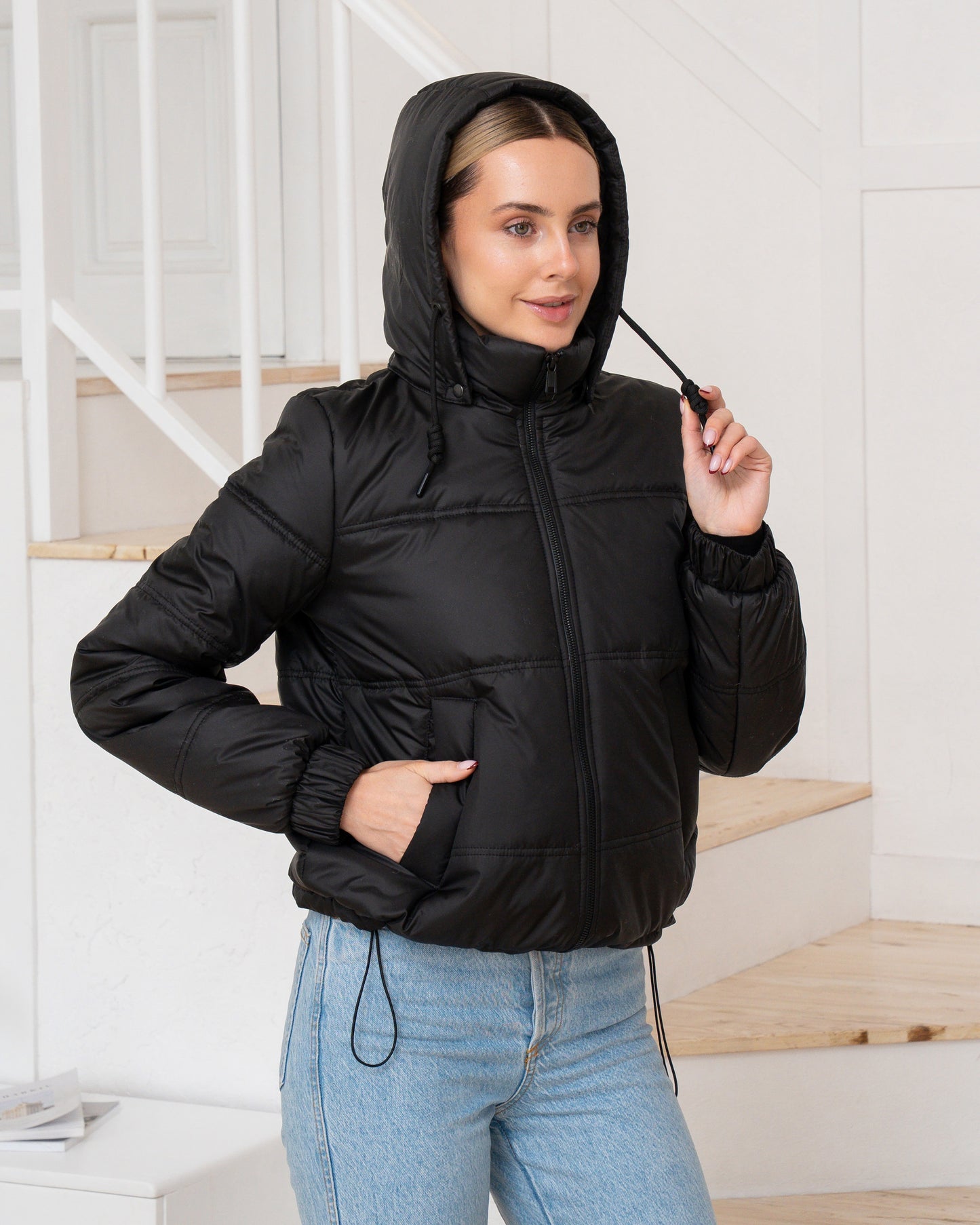 Damenjacke mit Kapuze und regulierbarem Saum