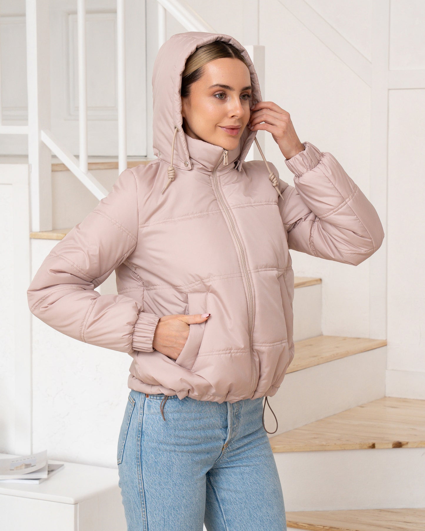 Damenjacke mit Kapuze und regulierbarem Saum