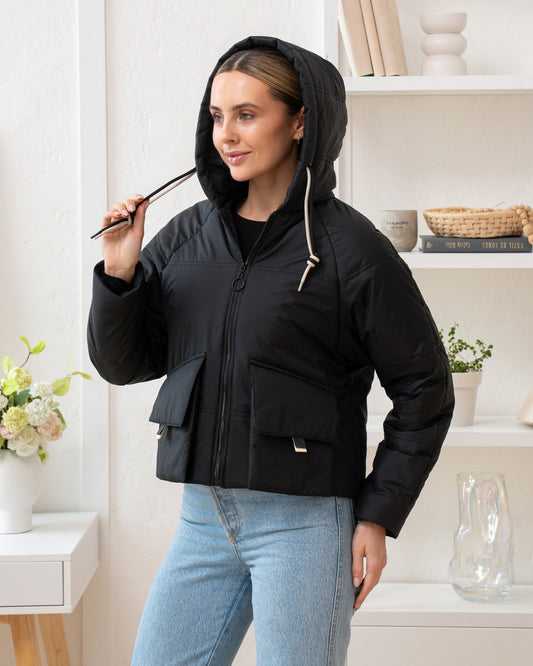 Damenjacke mit Kapuze und Fronttaschen